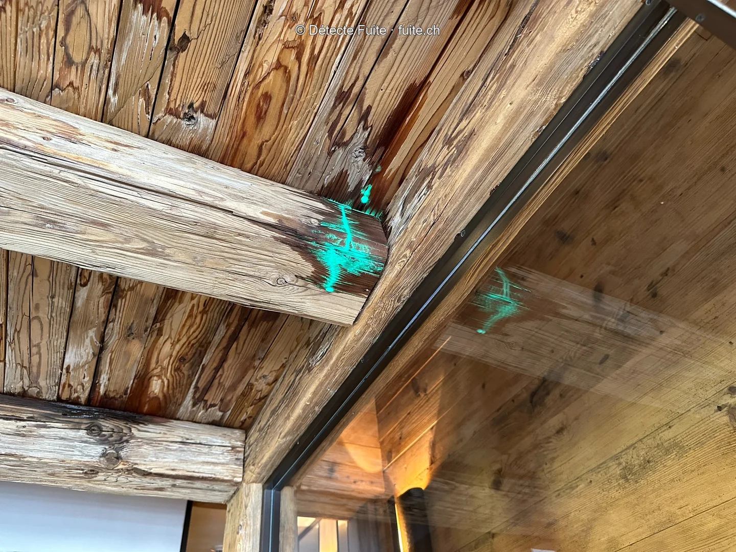 Des traces de colorant sur une structure en bois.