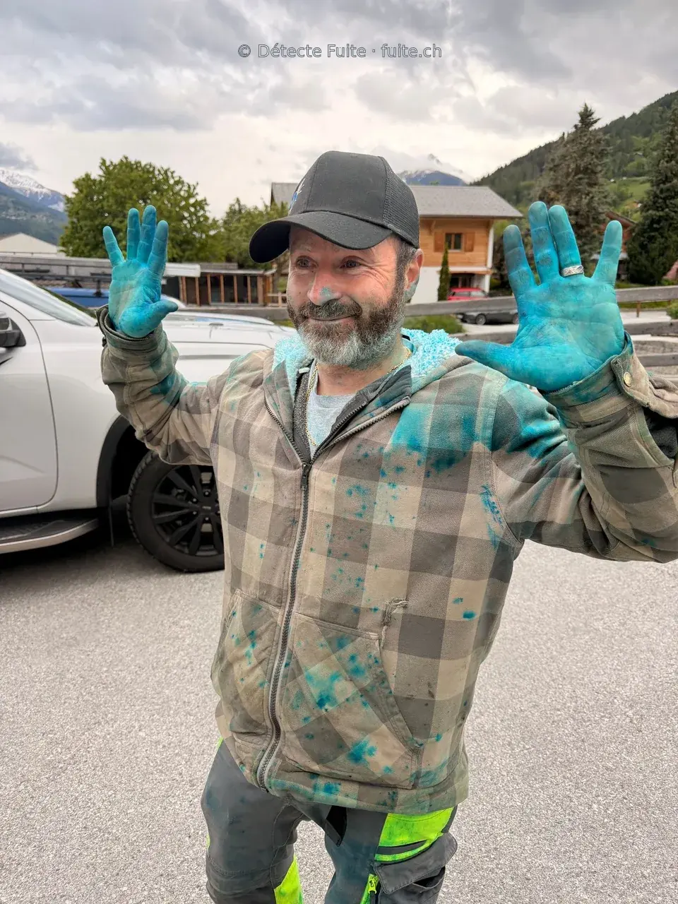 Fabien Dischinger souriant, les mains bleues après une coloration