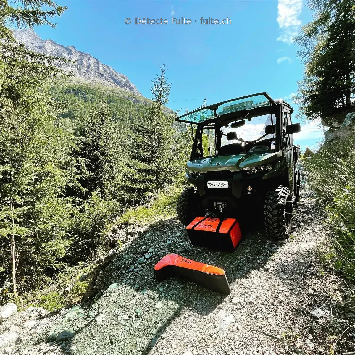 UTV et matériel de détection sur un chemin forestier