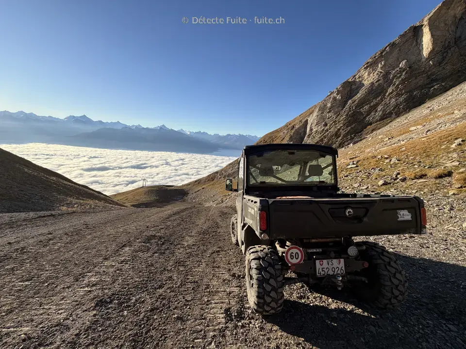 UTV sur une piste de montagne au-dessus d’une mer de nuages
